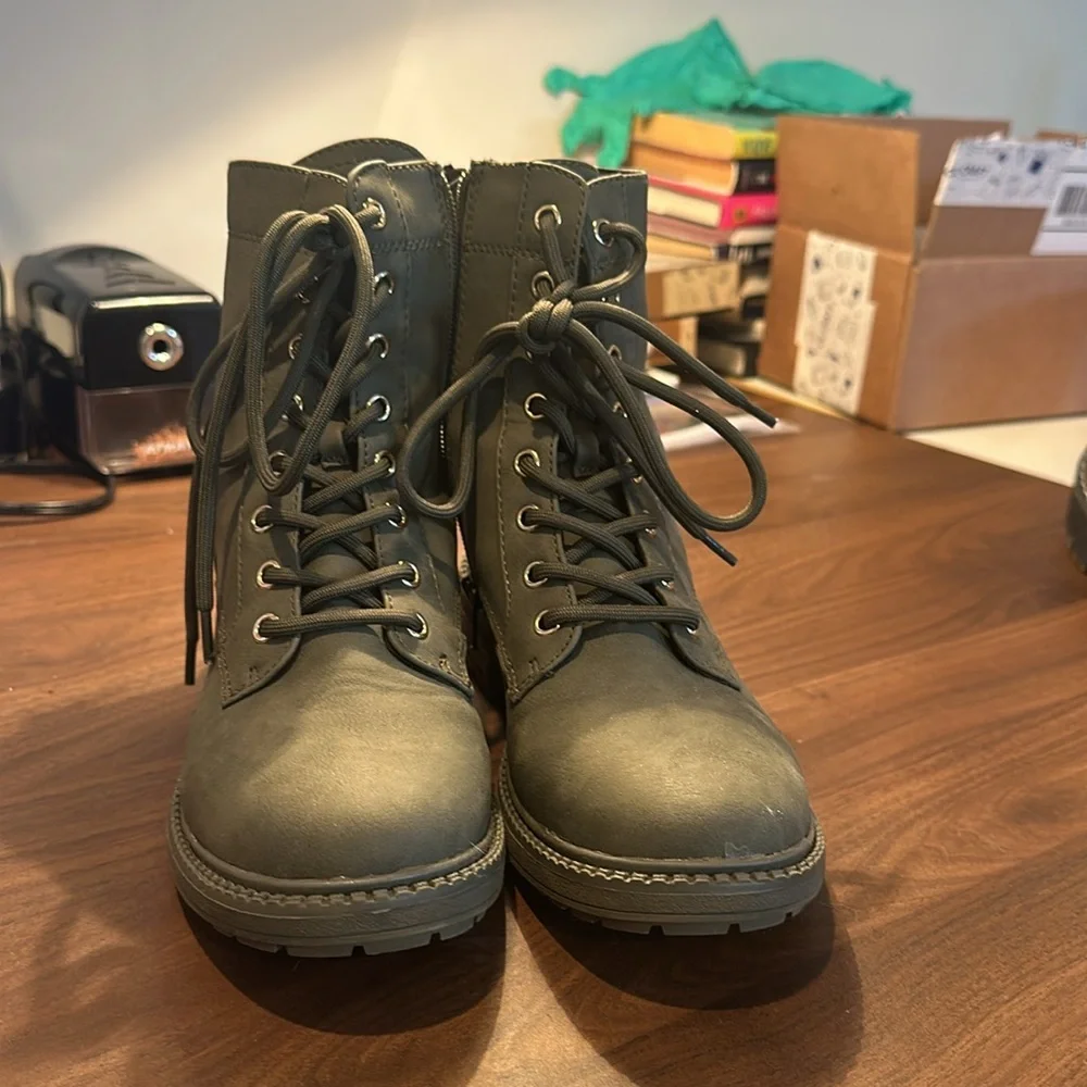 Like new green boots - Picture 2 of 4